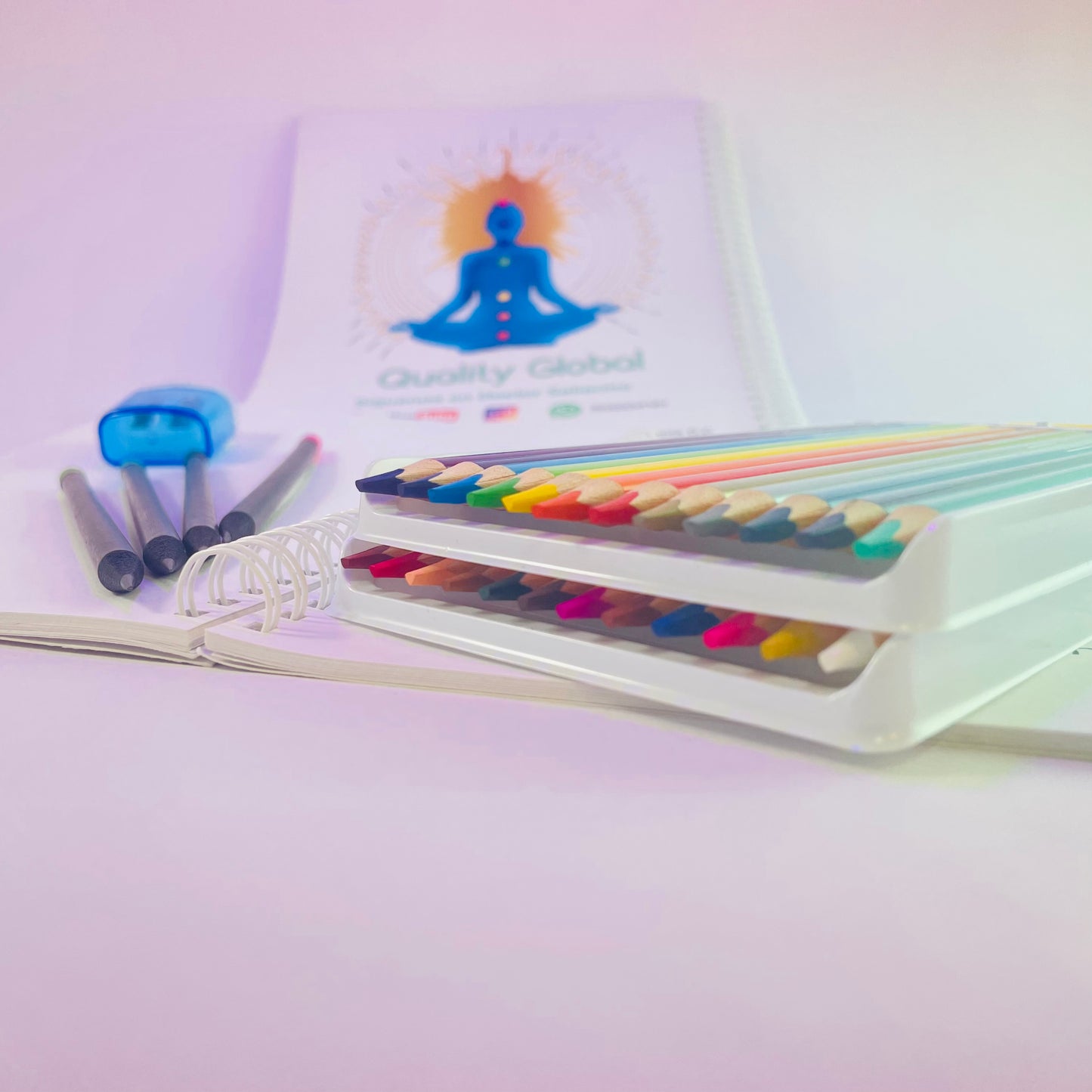 Desestresate coloreando mandalas o dibujando a lápiz, regala bienestar a ti mismo y tus seres amados. Este kit contiene: Una cartilla con 36 mándalas para colorear. 